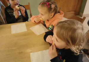 Dzieci podczas jedzenia ciasteczek