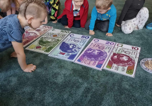 Dzieci szukają elementów różniących polskie banknoty