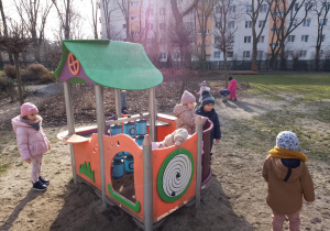 Przedszkolny ogród. Dzieci bawią się na przedszkolnym placu zabaw.