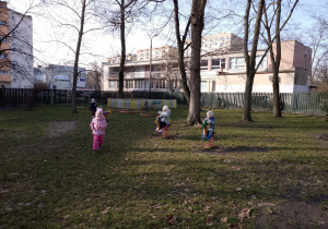 Przedszkolny ogród. Dzieci bawią się na przedszkolnym placu zabaw.