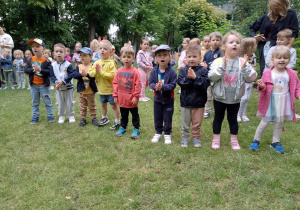 Dzieci klaszczą i śpiewają podczas zabawy z muzyką
