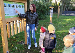 Dzieci w czasie zajęć słuchają nauczyciela.