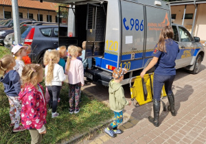 dzieci oglądają samochód Animal Patrolu