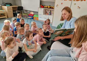 Mama Ani czyta dzieciom książkę