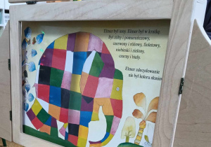 Ilustracja Teatrzyku Kamishibai do opowiadania "Elmer. Słoń w kratkę"