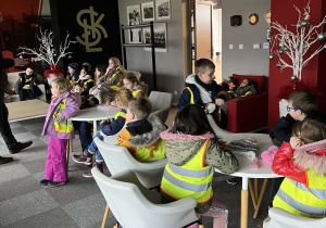 Dzieci podczas zwiedzenia pomieszczeń na stadionie ŁKS