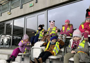 Dzieci siedzące w jednym z sektorów na stadionie