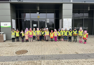 Zdjęcie grupowe przed wejściem na stadion