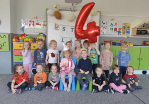 Dzieci podczas grupowego zdjęcia urodzinowego.