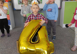 Dzieci podczas zdjęcia z solenizantem.