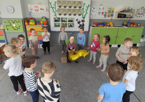 Dzieci podczas śpiewania piosenki urodzinowej.
