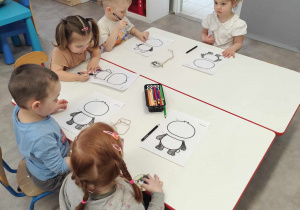 Dzieci podczas wykonywania pracy plastycznej pt."Panda"