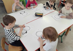 Dzieci podczas tworzenia pandy.