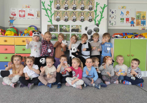 Dzieci podczas zdjęcia grupowego z okazji Dnia Pandy.