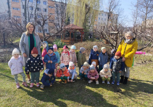 Dzieci podczas zdjęcia grupowego z okazji Pierwszego Dnia Wiosny.