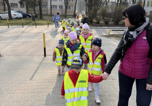 dzieci w kamizelkach odblaskowych na wycieczce