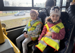 dzieci podczas jazdy MPK