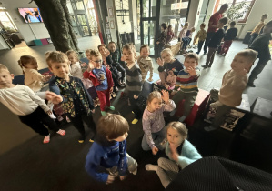 dzieci w teatrze w oczekiwaniu na wejście na spektakl