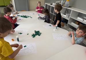 Tydzień Irlandzki - dzieci wyklejają koniczynkę z bibuły