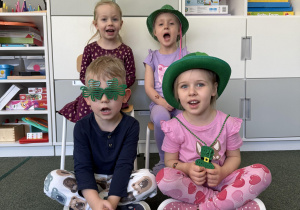 dzieci w przebraniach z motywem irlandzkim