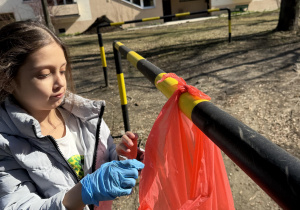 dzieci w gumowych rękawiczkach biorą udział w akcji Galante Sprzątanie