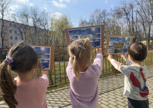 dzieci oglądają chmury przez szablon