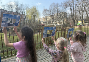 dzieci oglądają chmury przez szablon