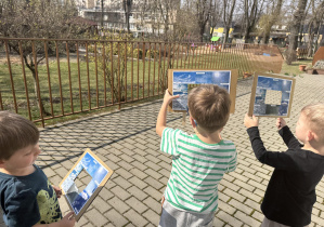 dzieci oglądają chmury przez szablon