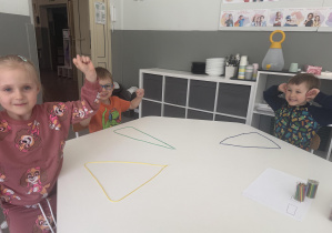 dzieci układają figury geometryczne ze sznurka