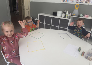 dzieci układają figury geometryczne ze sznurka