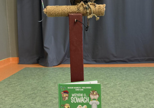 sowa na stojaku