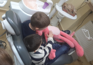 Chłopcy na fotelu dentystycznym