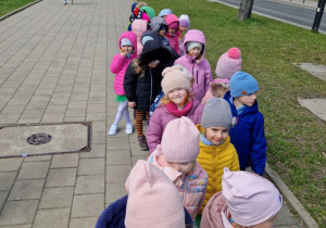 Dzieci stoją w parach na chodniku