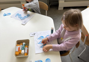 dzieci doskonalą umiejętność przeliczania na papierowych kroplach