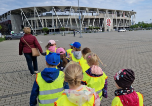 dzieci stoją przed stadionem ŁKS