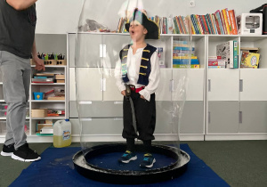 Chłopiec w stroju pirata zamknięty w bańce mydlanej