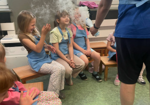 Dzieci podczas warsztatów z kuchni molekularnej na sali gimnastycznej