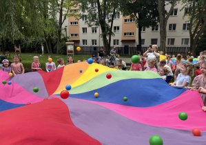 Dzień Dziecka w przedszkolu- zabawy w ogrodzie z chustą animacyjną i piłkami