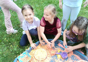 Dziewczynki podczas zabawy piaskiem sensorycznym