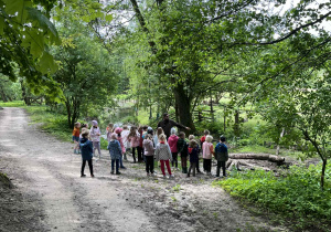 Dzieci podczas wycieczki w lesie z przewodnikiem