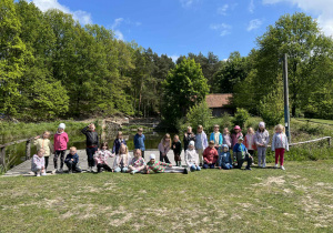 Dzieci podczas zdjęcia grupowego na wycieczce