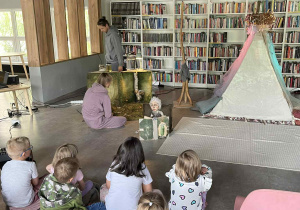 Dzieci podczas spektaklu w bibliotece przedszkolnej