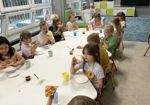 Dzieci podczas kolacji w dzień nocowania