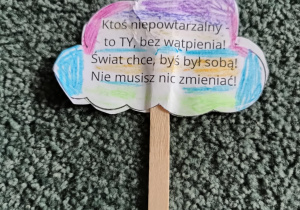 Pokolorowana przez jedno z dzieci chmurka z cytatem z książki J. Gaines "Świat chce, byś był sobą"