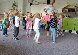 dzieci poruszają się zgodnie z rytmem muzyki