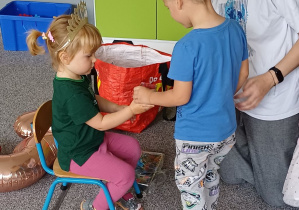 dziewczynka częstuje galaretką