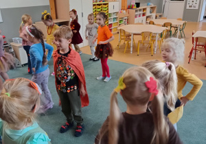 Dzieci podczas jesiennego tańca