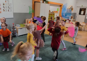 Dzieci podczas jesiennego tańca z kolorowymi chustami szyfonowymi