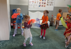 Dzieci podczas jesiennego tańca z kolorowymi chustami szyfonowymi