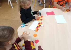 Dzieci podczas wykonywania pracy plastycznej